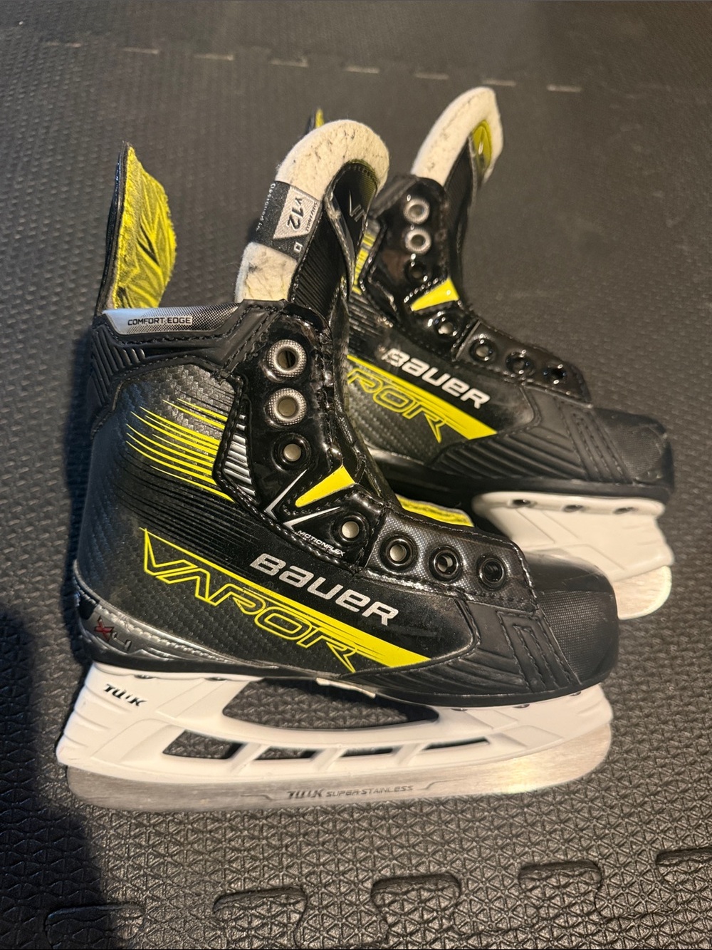Bauer Kids Yellow & Black skates size 12y